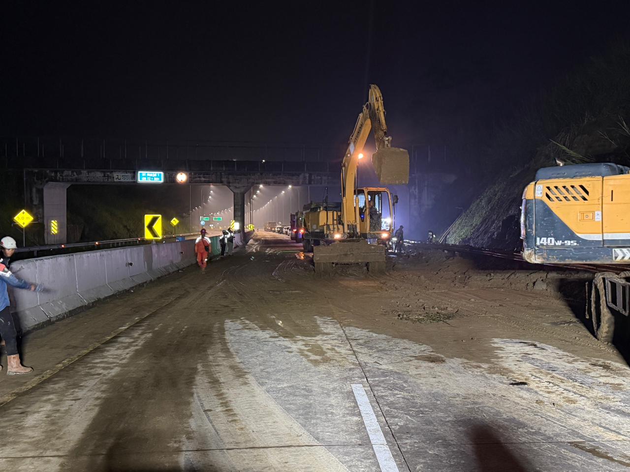 Longsor di Tol Bocimi KM 72, Kementerian PU Gerak Cepat Tangani Material Longsor