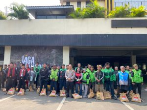 Polres Metro Bekasi Kota Bagi Sembako, Rangkul Ojol dan Ormas di Jumat Berkah