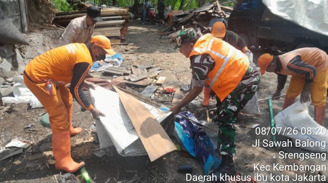 Tak Sekadar Bersihkan Lingkungan, Babinsa Heru Edukasi Warga Srengseng Kelola Sampah Organik 2 Tak Sekadar Bersihkan Lingkungan, Babinsa Heru Edukasi Warga Srengseng Kelola Sampah Organik
