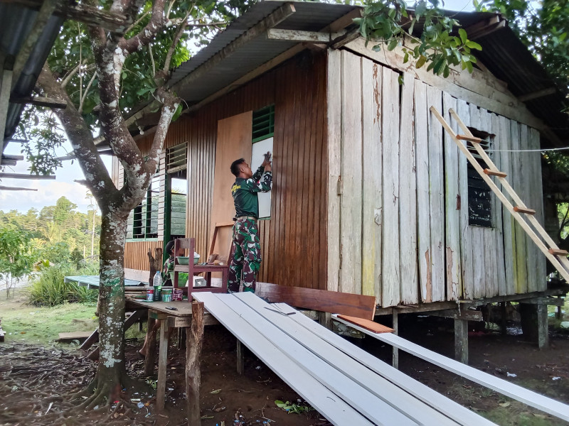 Wujudkan Hunian Layak, Satgas TMMD Ke-129 dan Warga Sorong Selatan Gotong Royong Bedah Rumah 2 Wujudkan Hunian Layak, Satgas TMMD Ke-129 dan Warga Sorong Selatan Gotong Royong Bedah Rumah