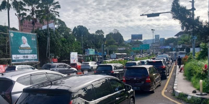 Lari dari Macet Jalur Utama, Ribuan Wisatawan Malah Terjebak Berjamaah di Jalur Alternatif Puncak! 2 Lari dari Macet Jalur Utama, Ribuan Wisatawan Malah Terjebak Berjamaah di Jalur Alternatif Puncak!