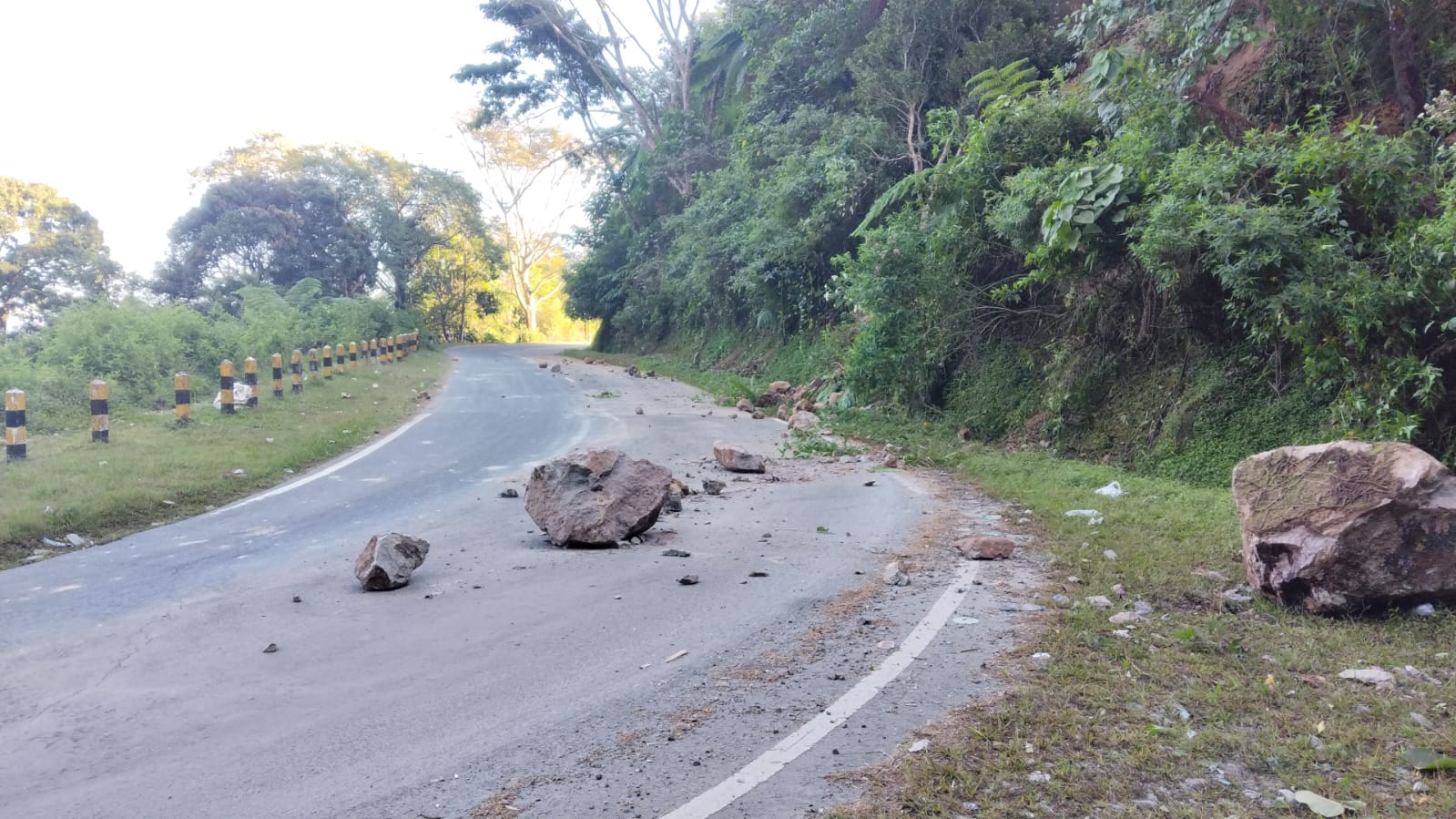 Menteri PU Kerahkan Alat Berat Tangani Longsoran Pasca Gempa NTT 12 Menteri PU Kerahkan Alat Berat Tangani Longsoran Pasca Gempa NTT