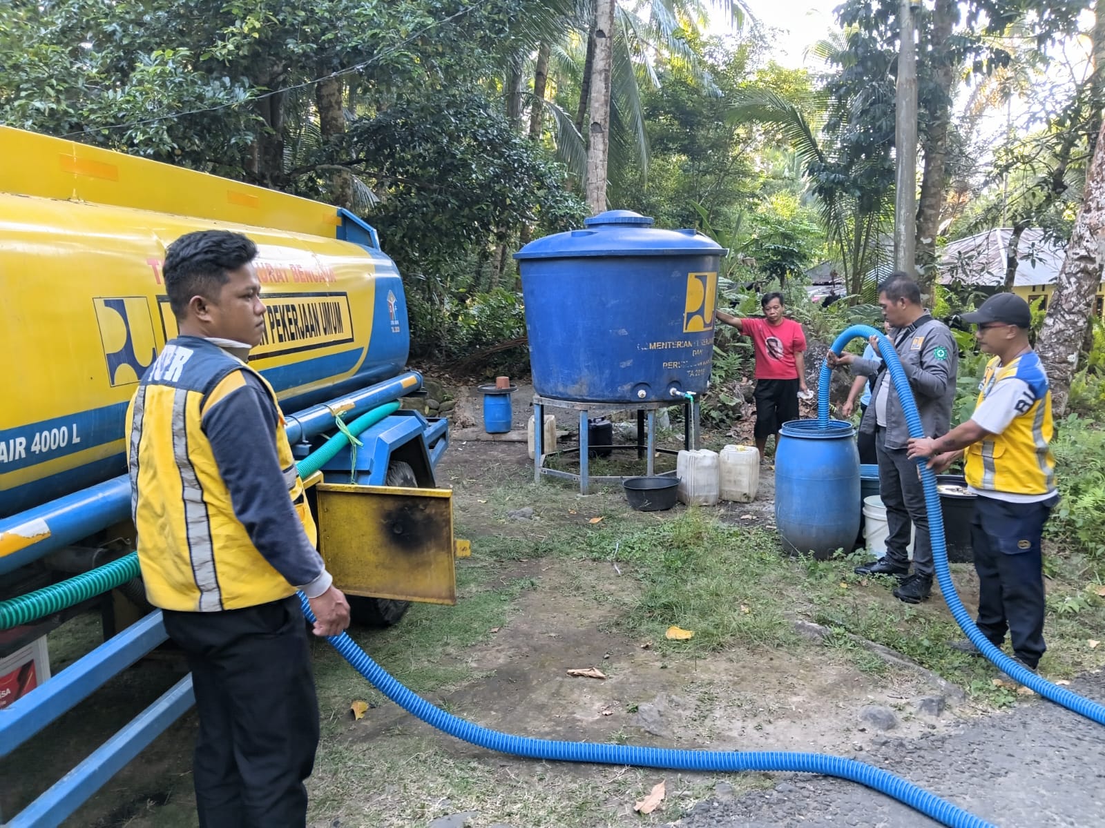 Kementerian PU Kerahkan Mobil Tangki dan Sarpras Air Bersih untuk Mengatasi Kekeringan di Sangihe 21 Kementerian PU Kerahkan Mobil Tangki dan Sarpras Air Bersih untuk Mengatasi Kekeringan di Sangihe