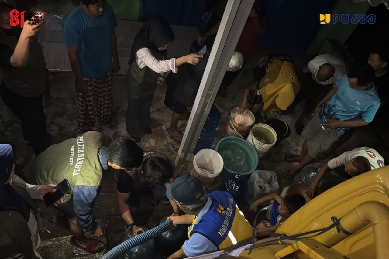 Kementerian PU Salurkan 8.000 Liter Air Bersih bagi Masyarakat Terdampak Kekeringan di Pebayuran Bekasi 20 Kementerian PU Salurkan 8.000 Liter Air Bersih bagi Masyarakat Terdampak Kekeringan di Pebayuran Bekasi