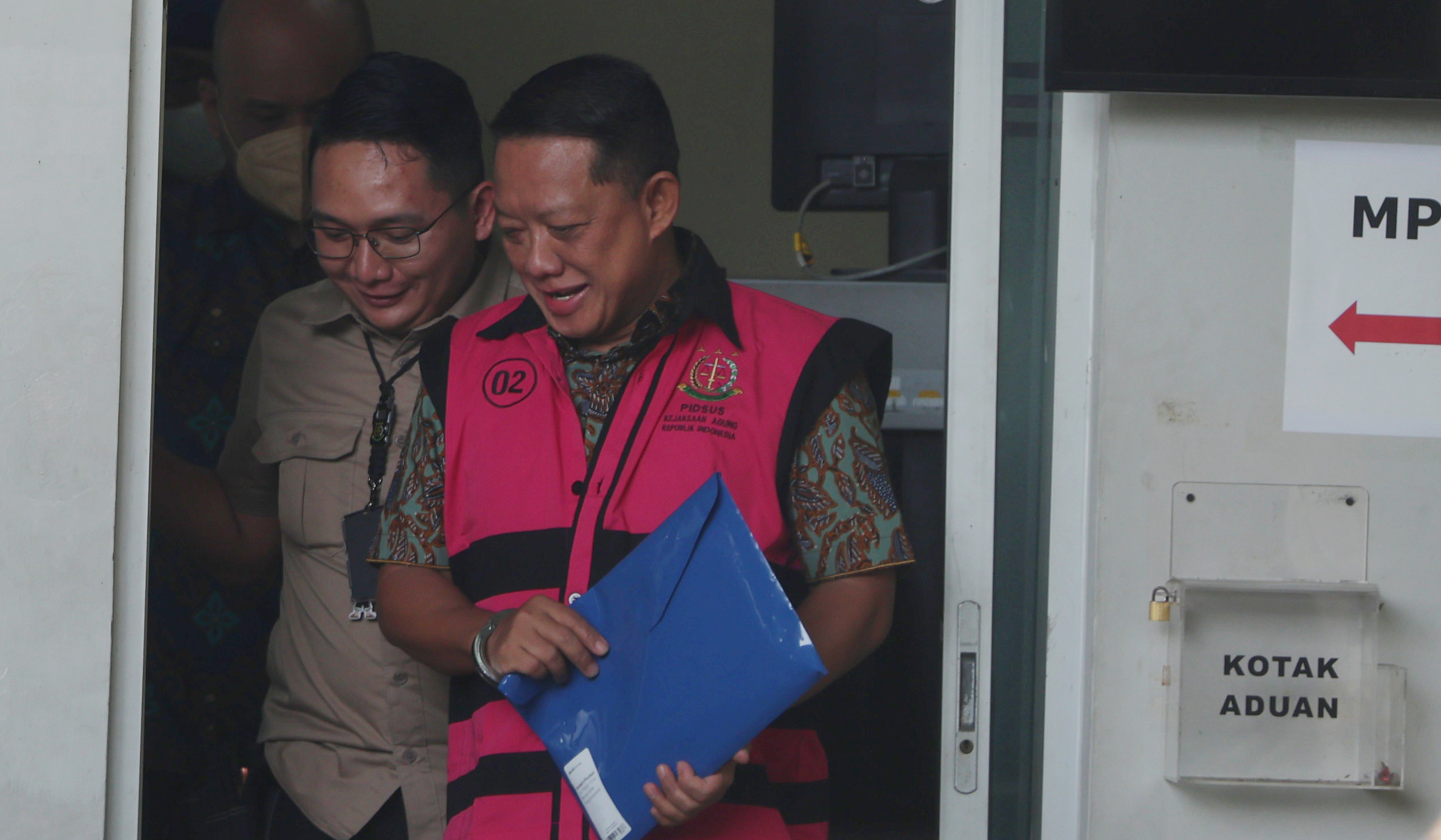 Pakai Rompi Pink Kejagung, Febrie Adriansyah Keluar Rutan KPK untuk Diperiksa 10 Pakai Rompi Pink Kejagung, Febrie Adriansyah Keluar Rutan KPK untuk Diperiksa