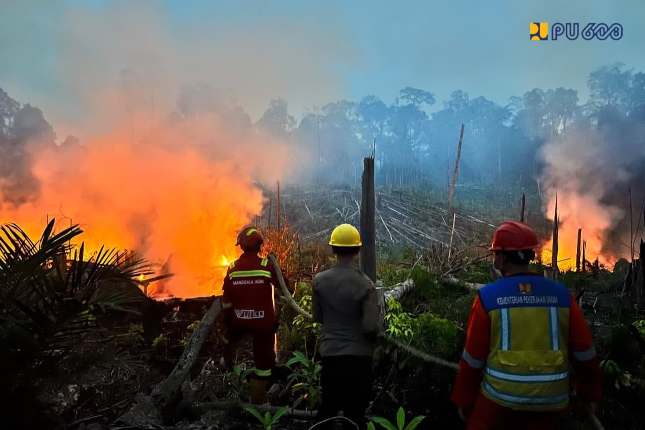 Dukung Penanganan Karhutla di Berau, Kementerian PU Kerahkan Peralatan dan Pasokan Air 9 Dukung Penanganan Karhutla di Berau, Kementerian PU Kerahkan Peralatan dan Pasokan Air