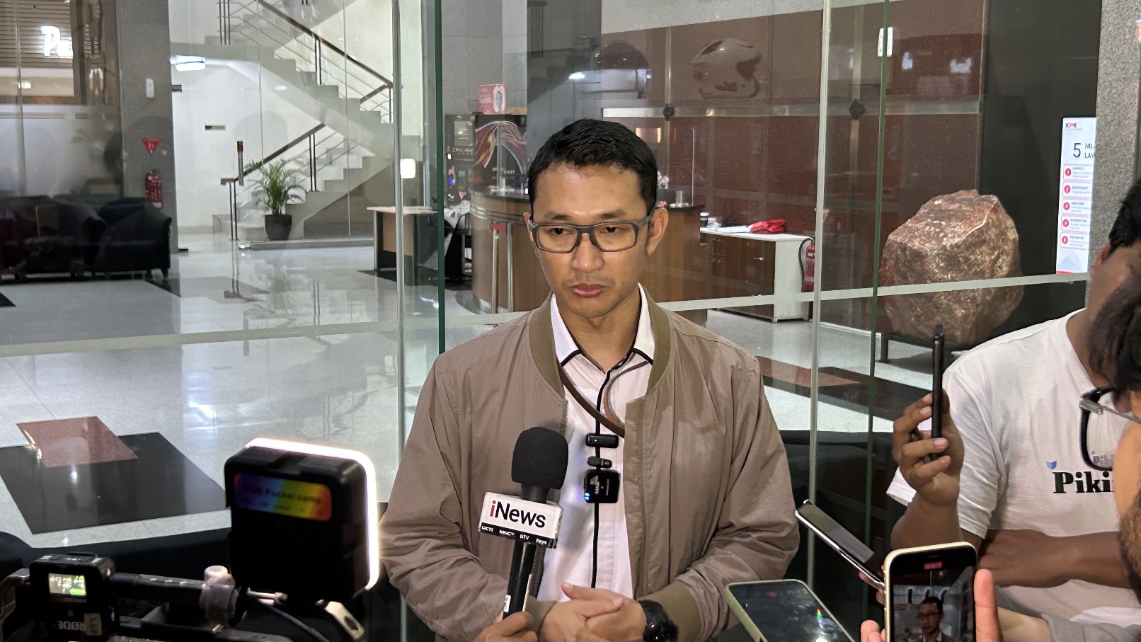 KPK Sita Dokumen dan Bukti Elektronik Usai Geledah Kantor Summarecon Bogor 9 KPK Sita Dokumen dan Bukti Elektronik Usai Geledah Kantor Summarecon Bogor