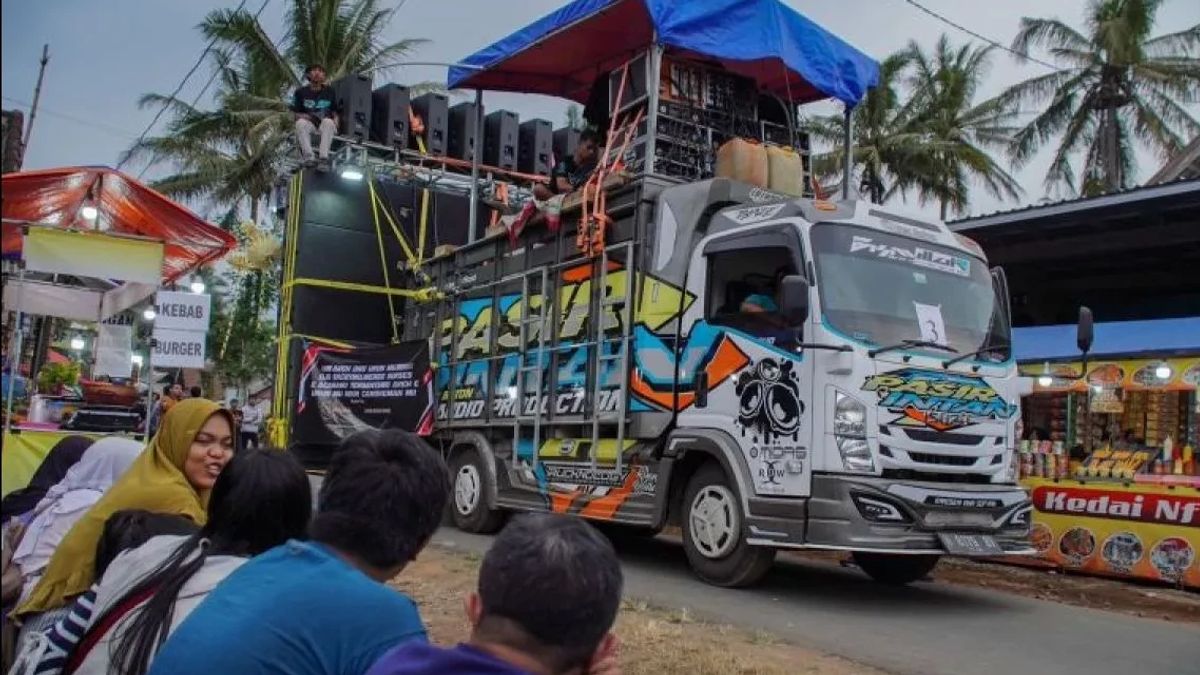 DPR Desak Pemerintah Larang Total Sound Horeg Usai 3 Warga Jatim Meninggal Dunia 9 DPR Desak Pemerintah Larang Total Sound Horeg Usai 3 Warga Jatim Meninggal Dunia