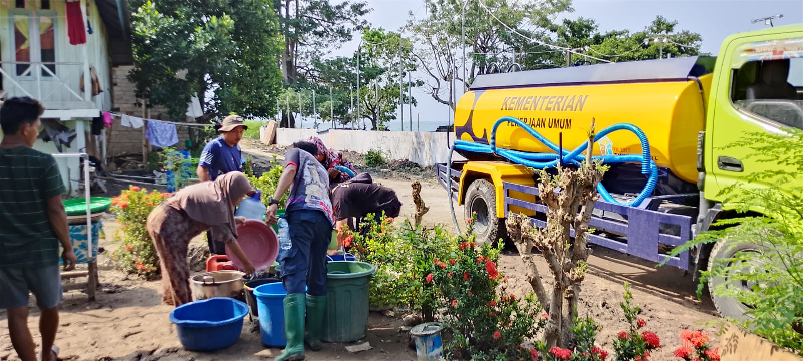 Kementerian PU Salurkan 11.800 Liter Air Bersih untuk Warga Terdampak Kekeringan di Jonggol