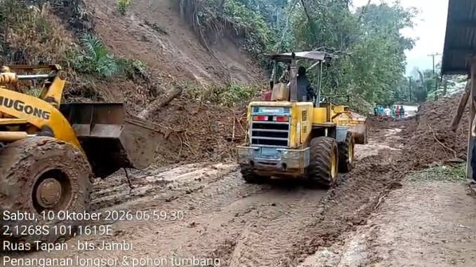 Kementerian PU Pulihkan Akses Jalan yang Tertutup Longsor di Pesisir Selatan Sumbar
