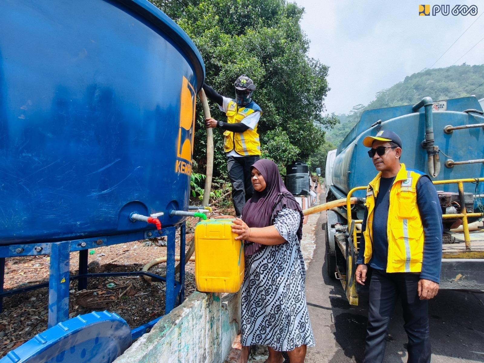 Kementerian PU Perkuat Pasokan Air Bersih Masyarakat, 127.650 Liter Disalurkan di Kalbar Hingga Maluku Utara 6 Kementerian PU Perkuat Pasokan Air Bersih Masyarakat, 127.650 Liter Disalurkan di Kalbar Hingga Maluku Utara