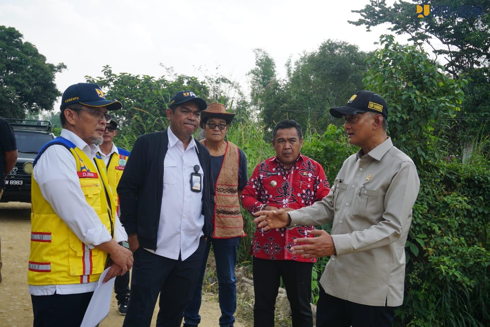 Tindaklanjuti Arahan Presiden Prabowo, Menteri PU Percepat Penanganan Jalan Perbatasan di Kalimantan 1 Tindaklanjuti Arahan Presiden Prabowo, Menteri PU Percepat Penanganan Jalan Perbatasan di Kalimantan