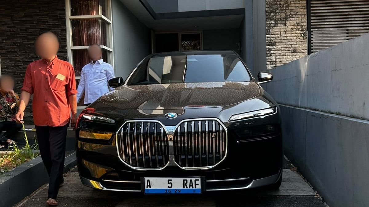 Diduga Terkait Kasus Pencucian Uang, KPK Sita BMW i7 Suami Bupati Pekalongan Fadia Arafiq 9 Diduga Terkait Kasus Pencucian Uang, KPK Sita BMW i7 Suami Bupati Pekalongan Fadia Arafiq