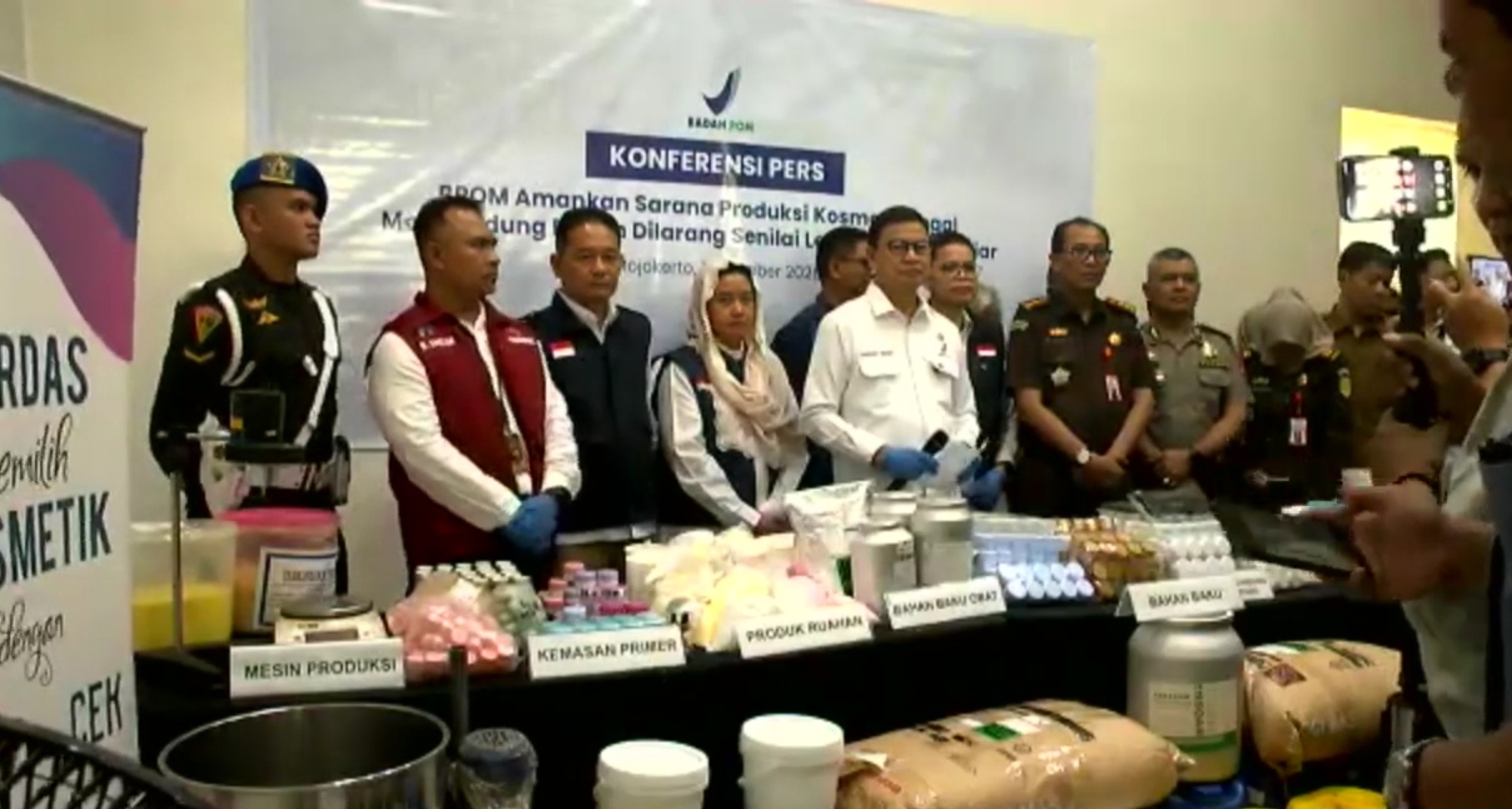 BPOM Gerebek Pabrik Kosmetik Ilegal di Mojokerto, Nilai Sitaan Capai Rp16 Miliar 3 BPOM Gerebek Pabrik Kosmetik Ilegal di Mojokerto, Nilai Sitaan Capai Rp16 Miliar