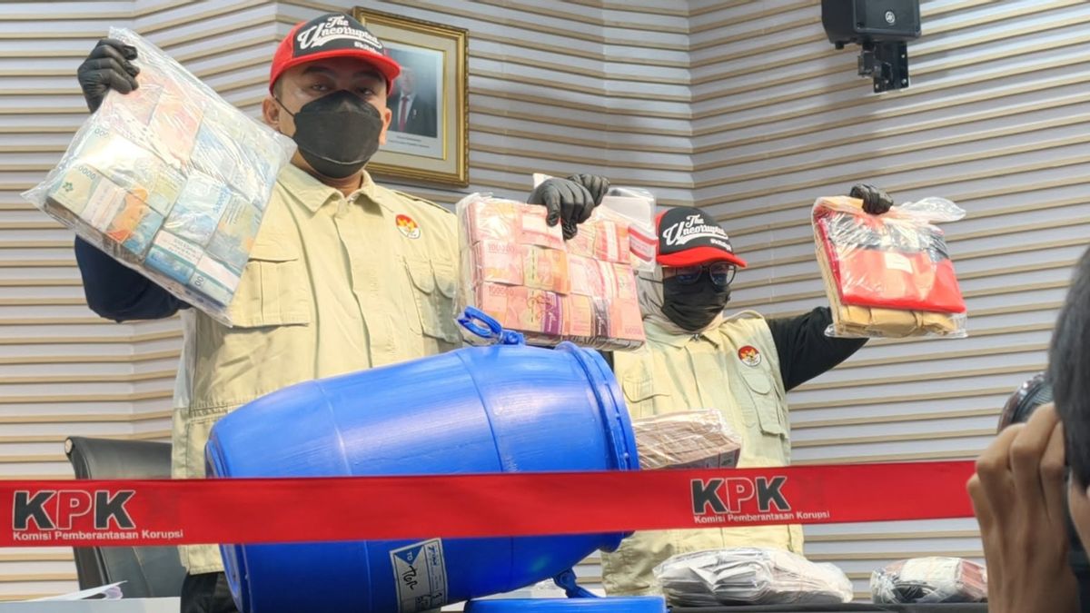 Skandal Tong Biru: KPK Bongkar Siasat Busuk Bupati Klaten Timbun Duit Suap Miliaran Rupiah di Rumah Adiknya 3 Skandal Tong Biru: KPK Bongkar Siasat Busuk Bupati Klaten Timbun Duit Suap Miliaran Rupiah di Rumah Adiknya