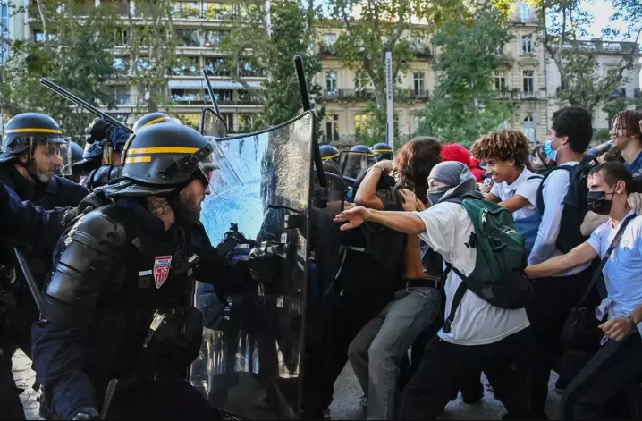 Paris Mencekam! Ribuan Toko Dijarah Massal, Jam Malam Resmi Diberlakukan 10 Paris Mencekam! Ribuan Toko Dijarah Massal, Jam Malam Resmi Diberlakukan